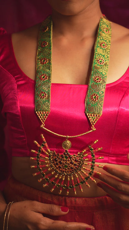 Statement Temple Motif and Brocade Haar